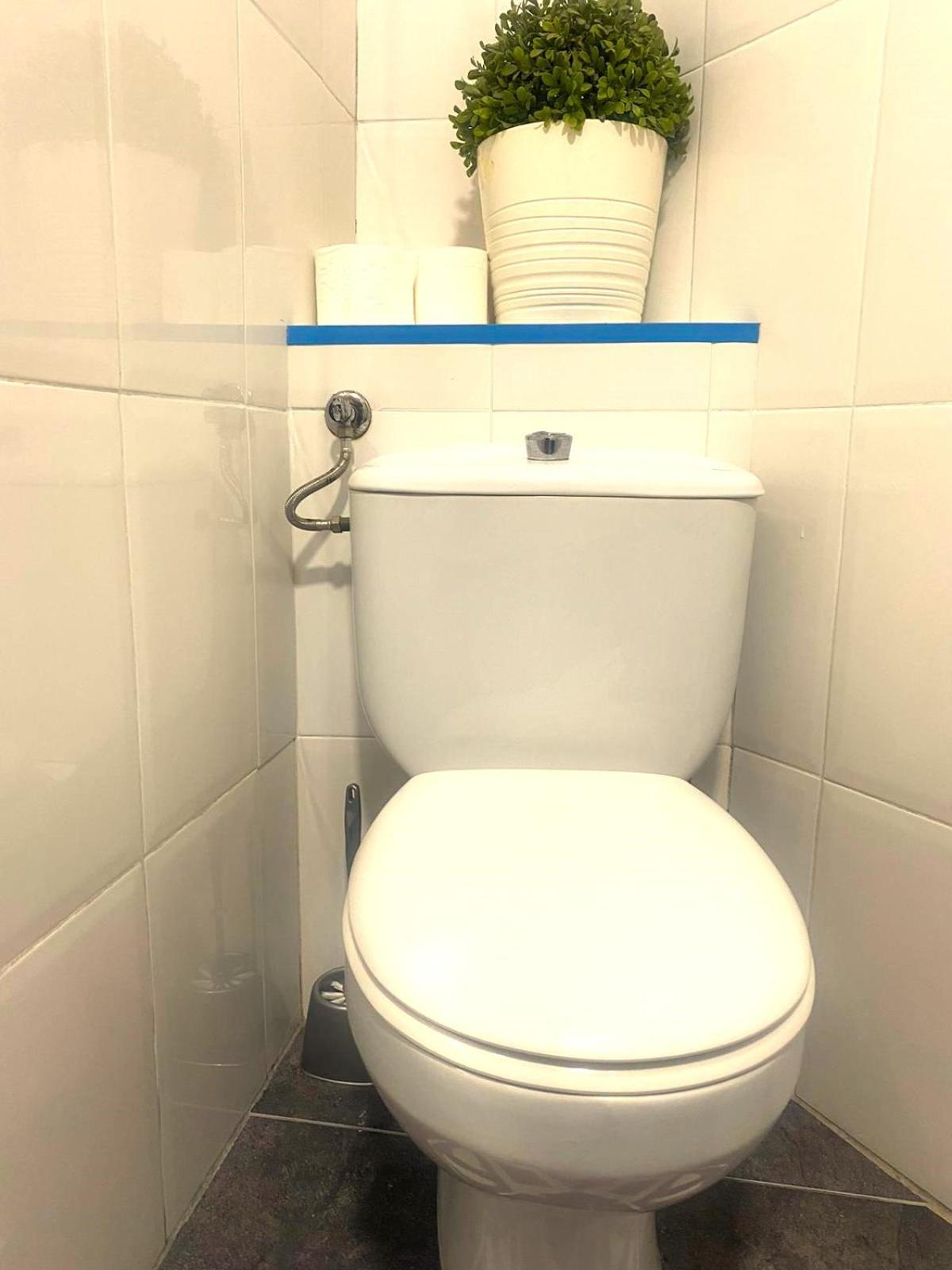 3 Bedroom Next To Airport & La Sagrada Familia Metro And Fc Barcelona Stadium *