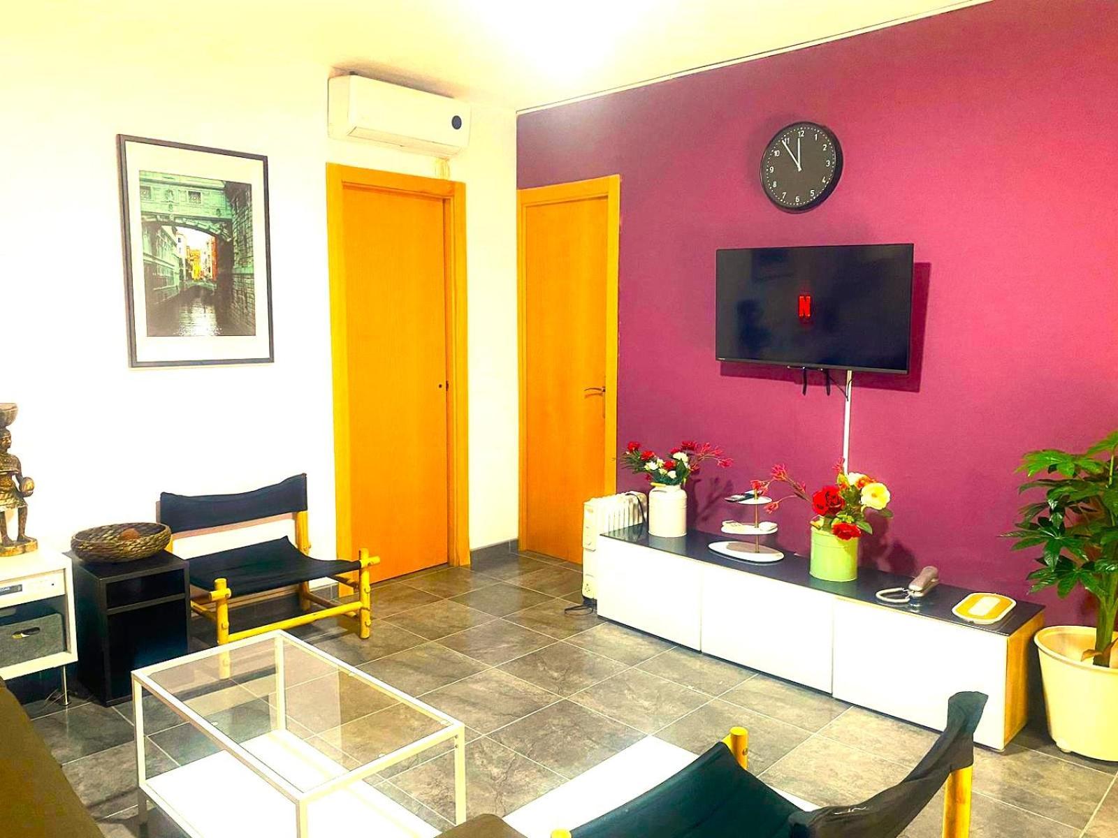 3 Bedroom Next To Airport & La Sagrada Familia Metro And Fc Barcelona Stadium Apartment *