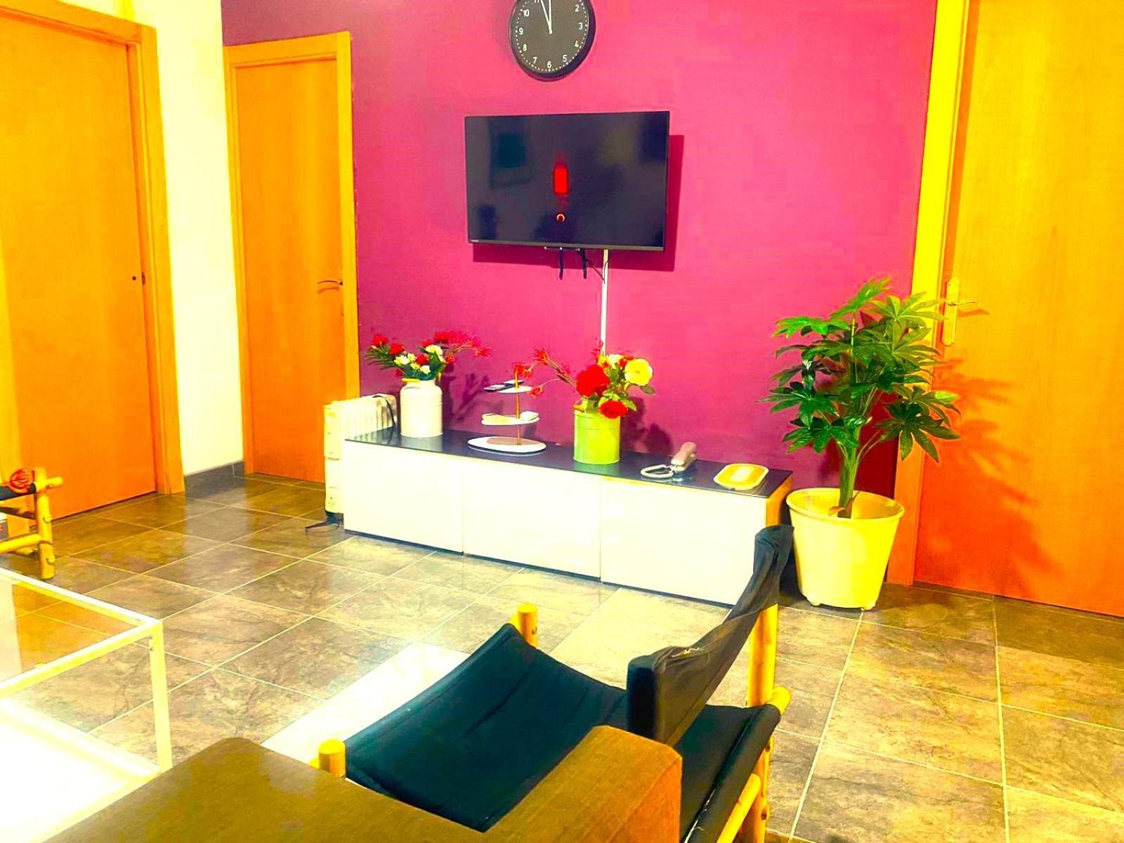 3 Bedroom Next To Airport & La Sagrada Familia Metro And Fc Barcelona Stadium Apartment